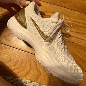 Nike Zoom’s with gold glitter accents